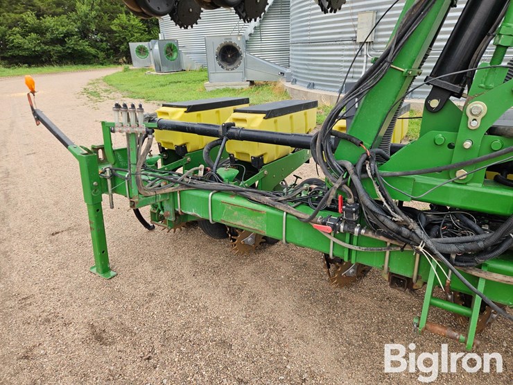 2011-john-deere-maxemerge-xp-3-pt-16r30-stack-fold-planter-image-14