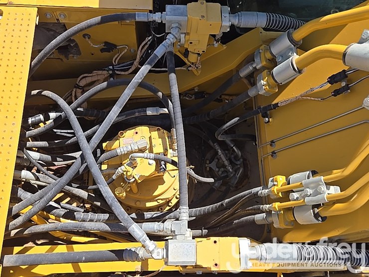 2019-caterpillar-336-image-47