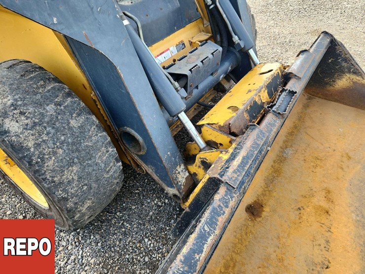 deere-326d-image-35