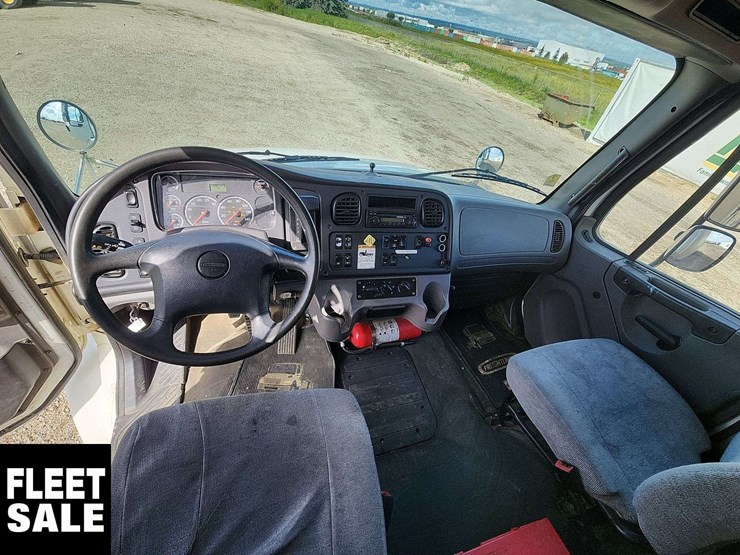 2015-freightliner-m2-106-image-10