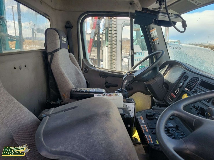 2015-freightliner-m2-106-image-20