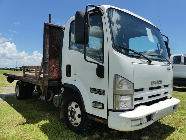 2014-isuzu-npr-image-2