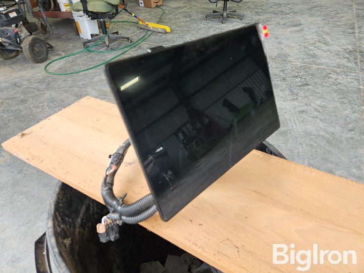 2023-john-deere-g5-plus-universal-display-image-1