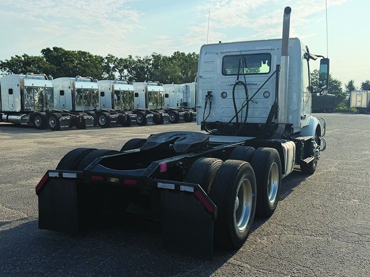 2020-volvo-vnr300-image-2