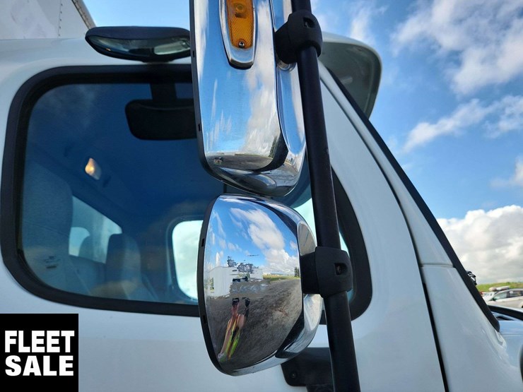 2015-freightliner-m2-106-image-38