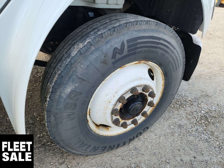 2015-freightliner-m2-106-image-25