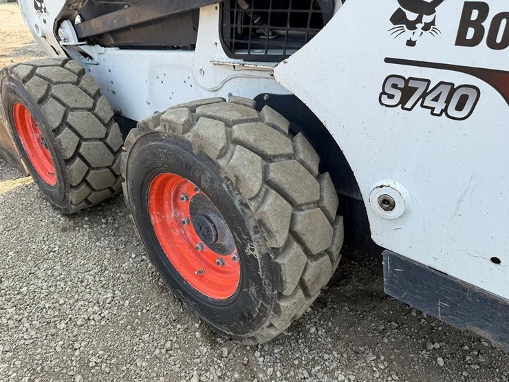 2022-bobcat-s740-image-15