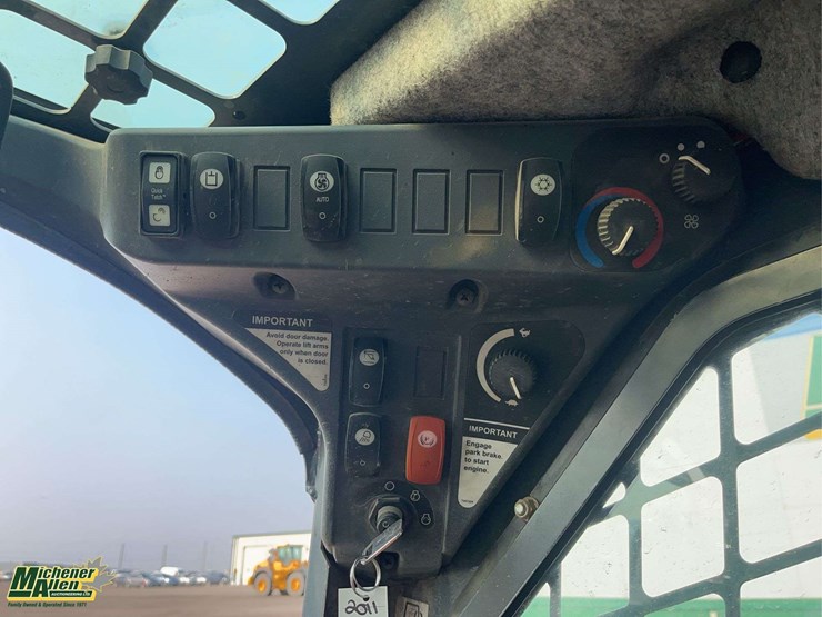 2011-deere-318d-image-16