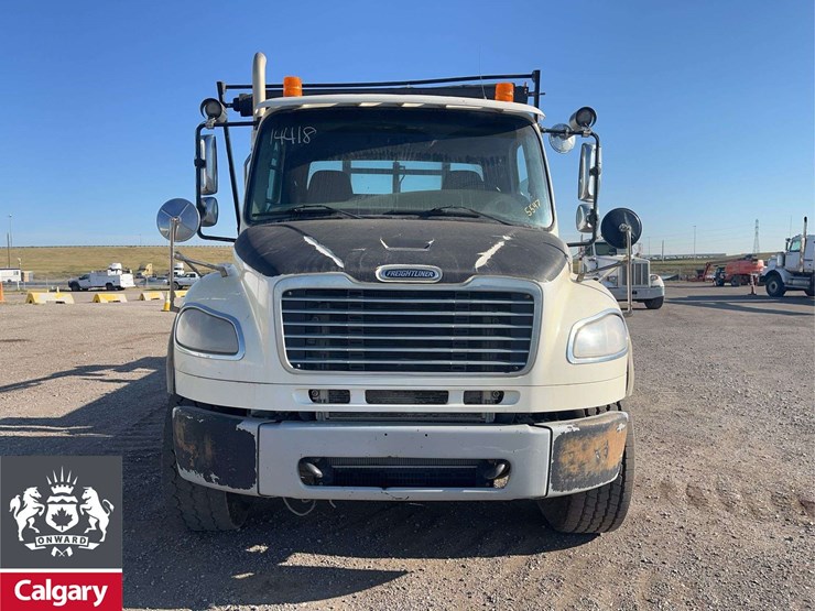 2015-freightliner-m2-106-image-9