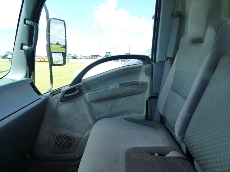 2014-isuzu-npr-image-9