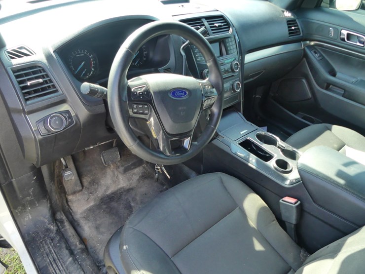 2017-ford-explorer-image-13