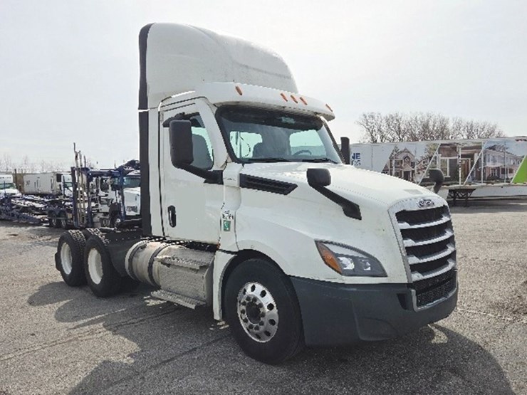 2021-freightliner-cascadia-126-image-1