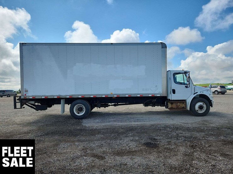 2015-freightliner-m2-106-image-19