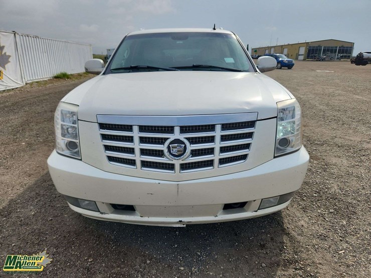 cadillac-escalade-esv-image-35