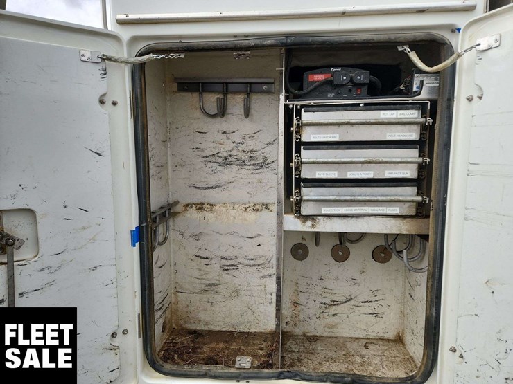 2013-freightliner-m2-106-image-30