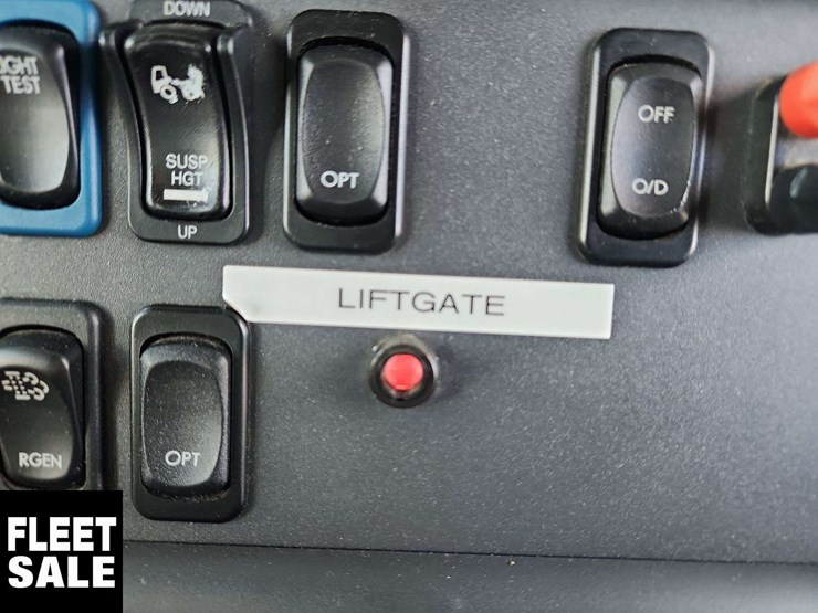 2015-freightliner-m2-106-image-23