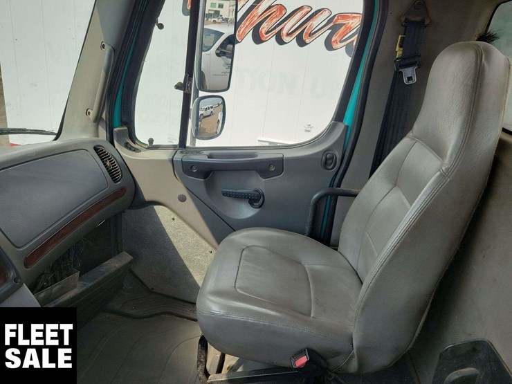 2007-freightliner-m2-106-image-22
