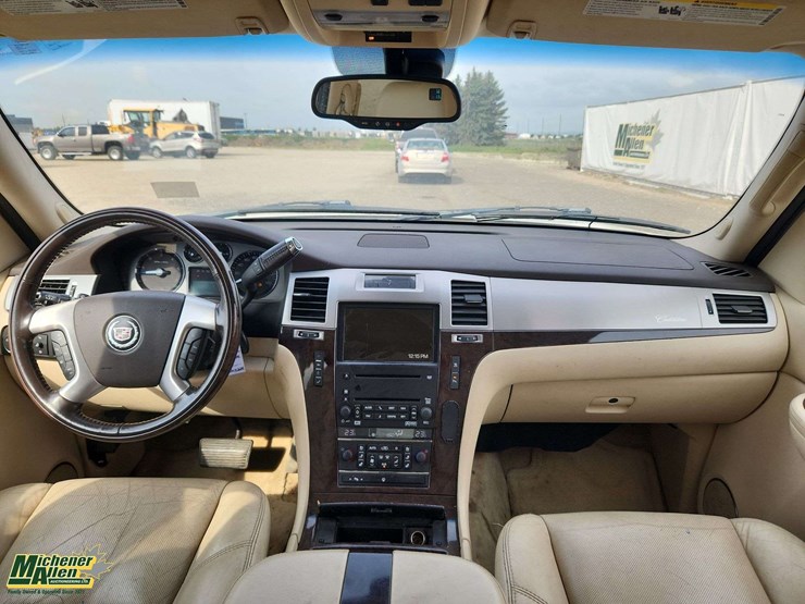cadillac-escalade-esv-image-31