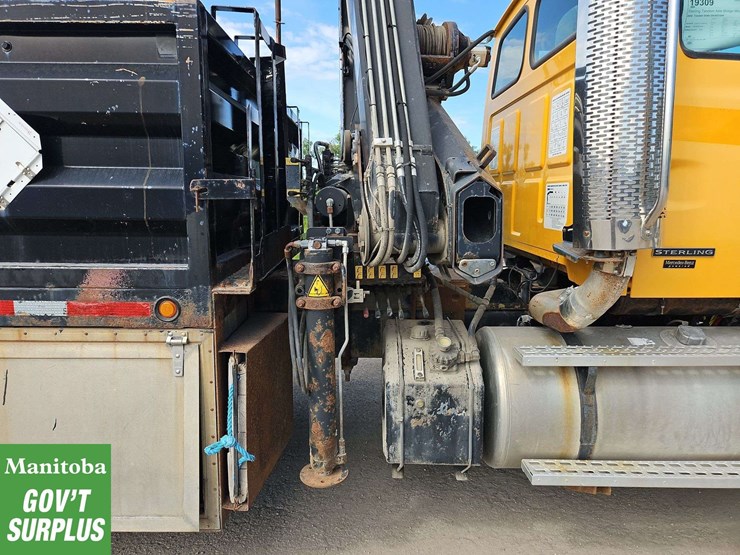 2004-sterling-lt9500-image-41