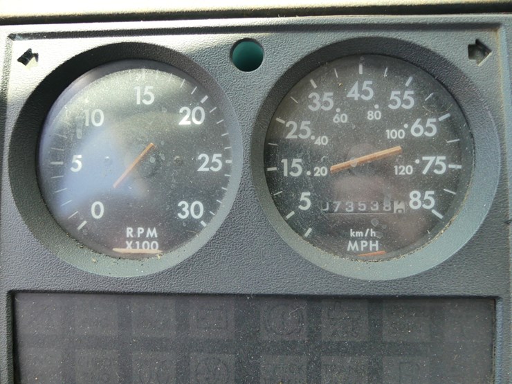2000-freightliner-fl70-image-17