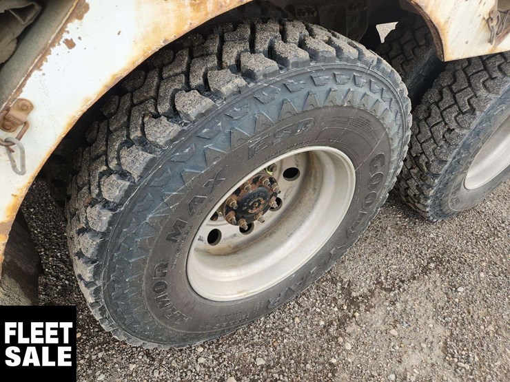 2013-freightliner-m2-106-image-11