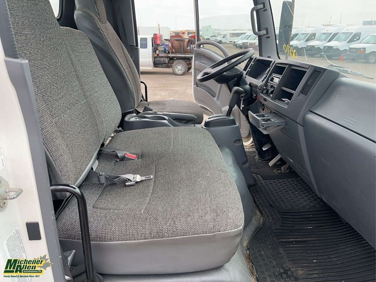 2017-isuzu-npr-image-19