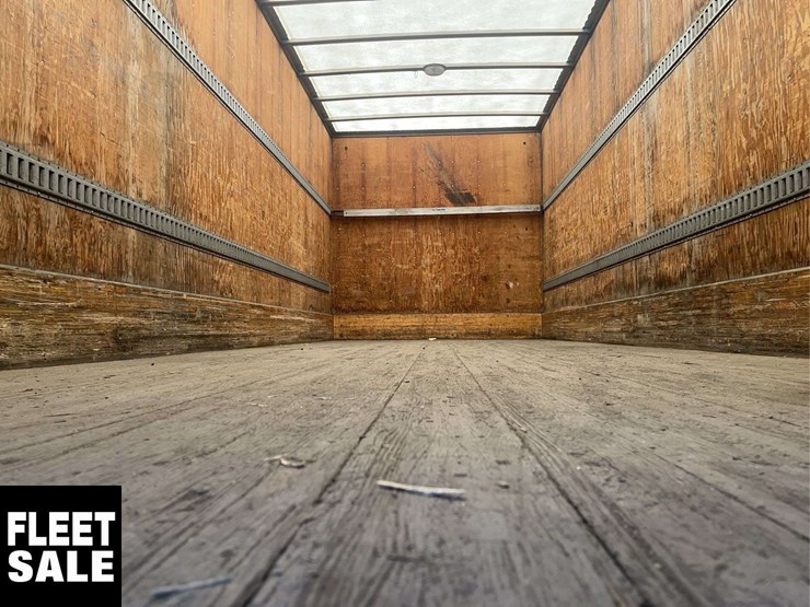 2012-freightliner-m2-106-image-20