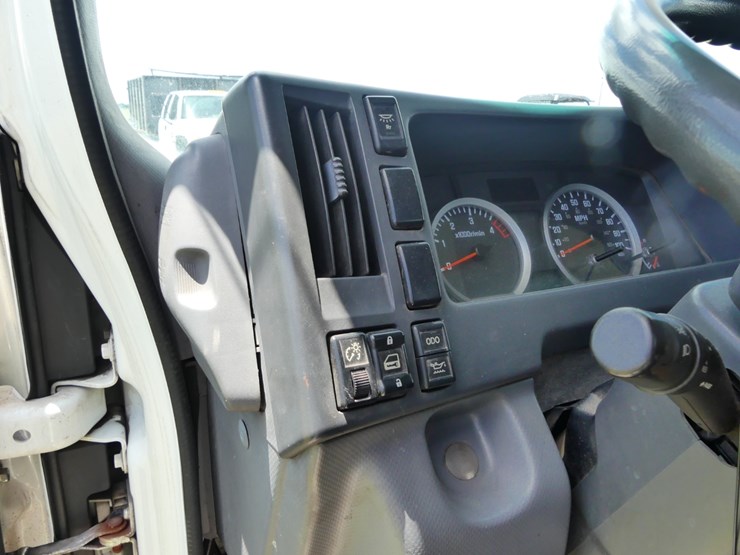 2014-isuzu-npr-image-15