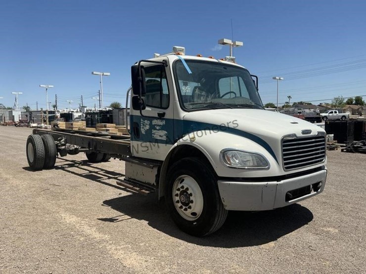 2013-freightliner-m2-106-image-4