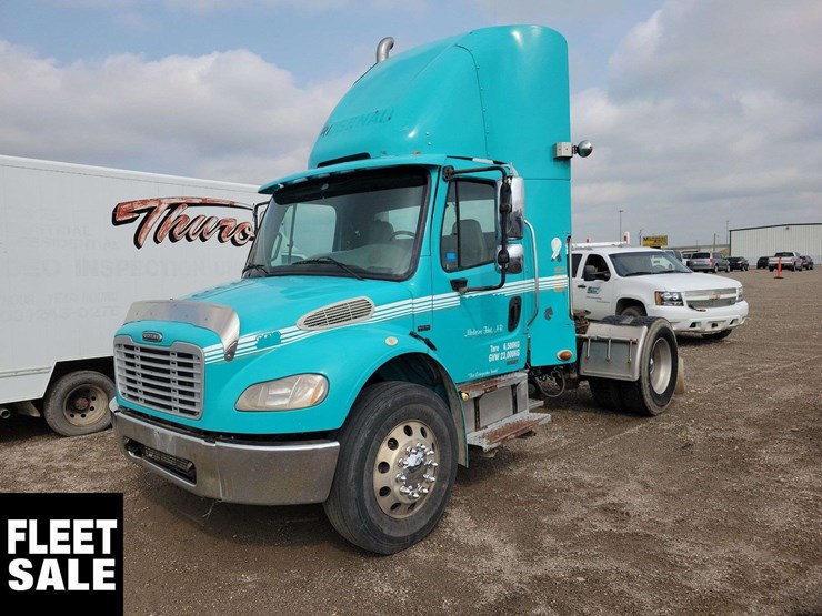 2007-freightliner-m2-106-image-1