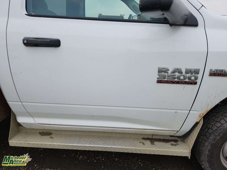 2016-dodge-3500-image-40