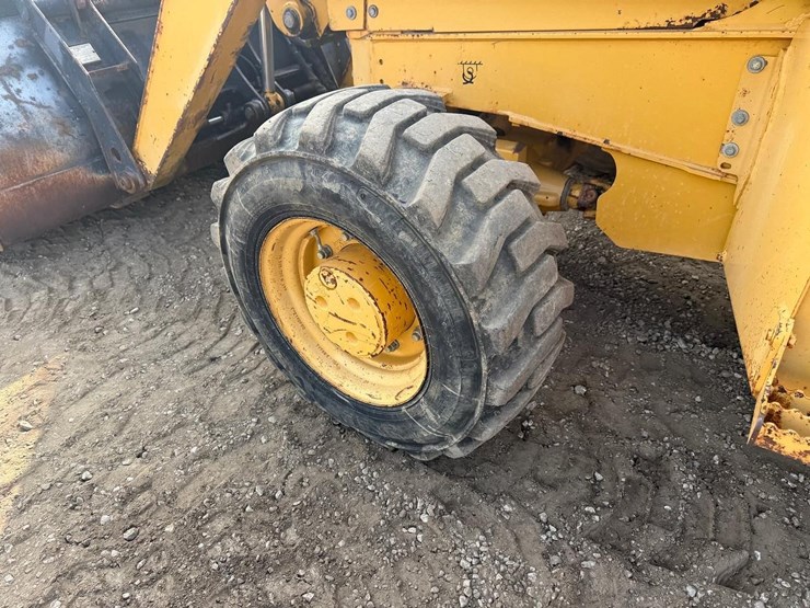 2024-deere-310e-image-22