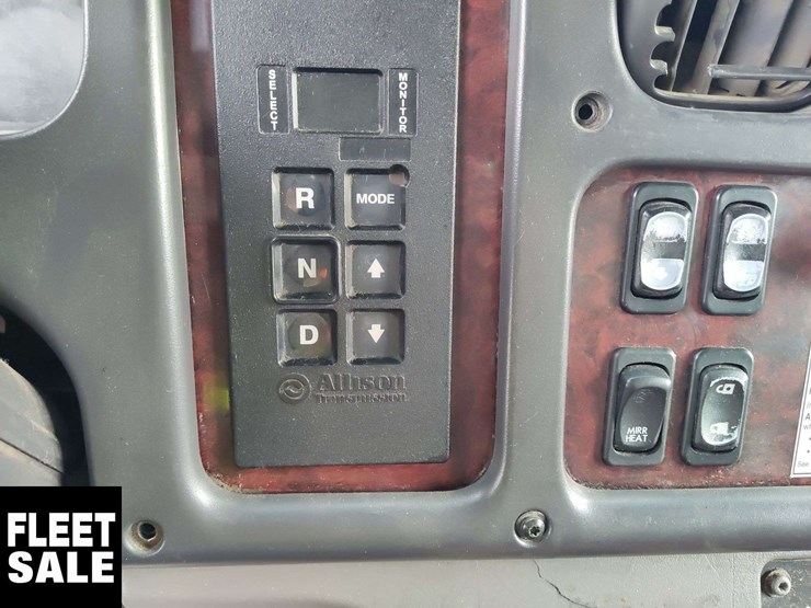 2012-freightliner-m2-106-image-12