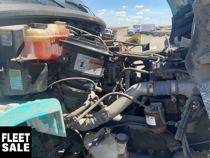 2012-freightliner-m2-106-image-22