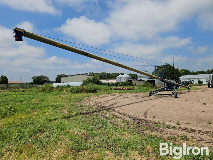 2022-harvest-international-h1084xt-torpedo-auger-w/swing-hopper-image-6