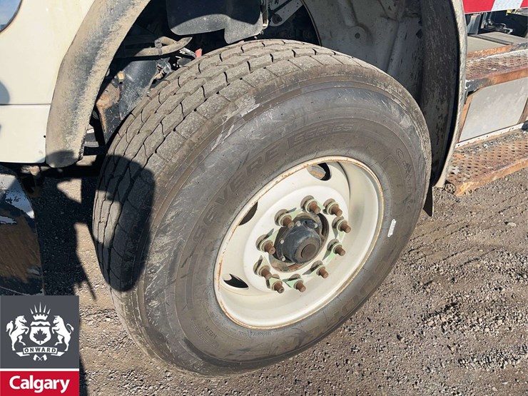 2015-freightliner-m2-106-image-10
