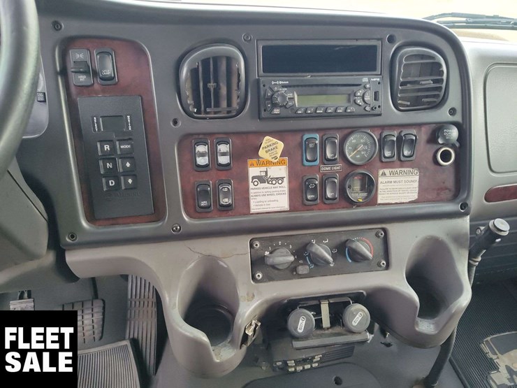2012-freightliner-m2-106-image-13