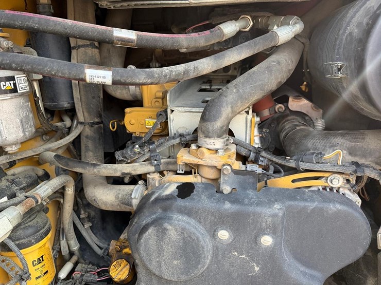 2021-caterpillar-299d3-image-16