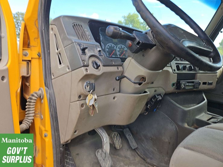 2004-sterling-lt9500-image-18