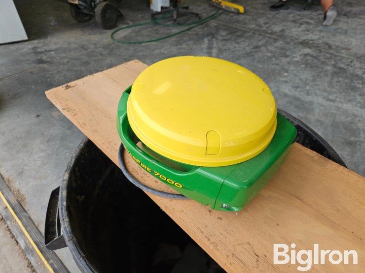 2023-john-deere-7000-image-4