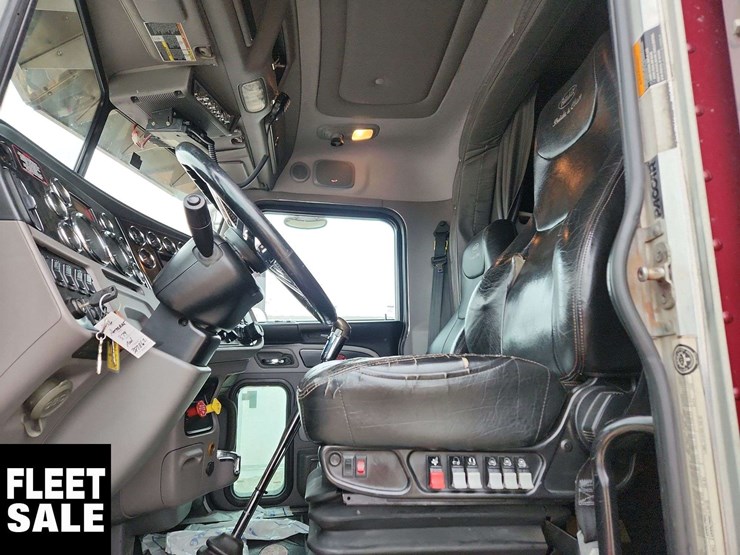 2017-peterbilt-389-image-16