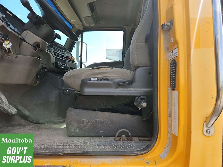 2004-sterling-lt9500-image-17