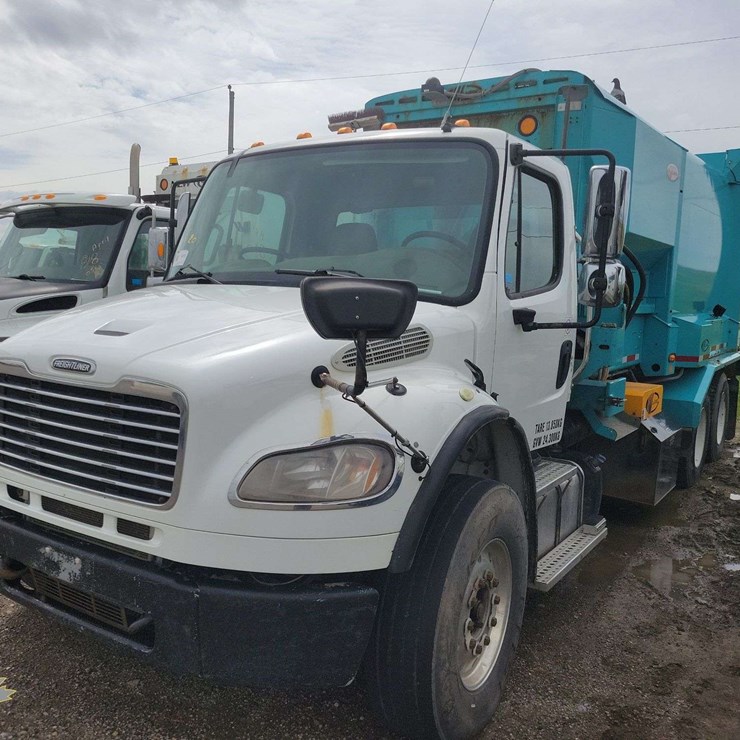 2015 FREIGHTLINER M2 106