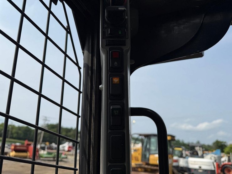 new-holland-l220-image-22