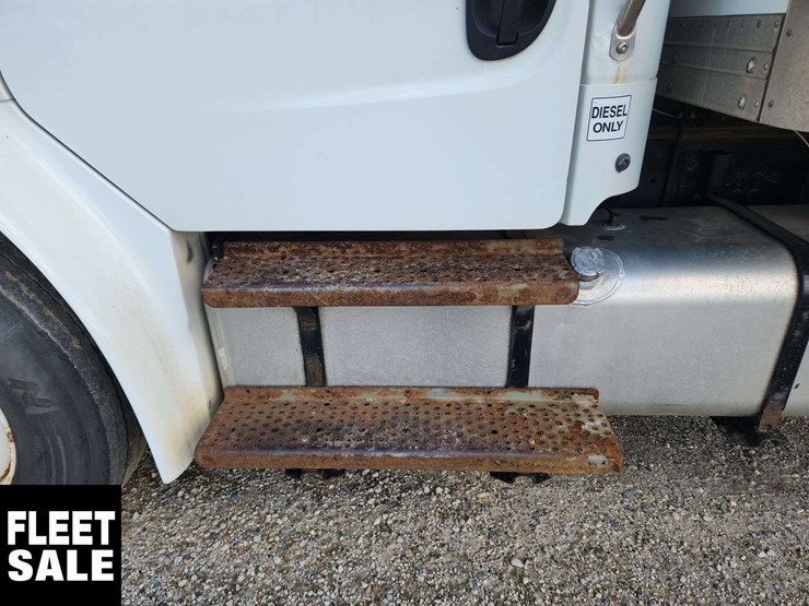 2015-freightliner-m2-106-image-52