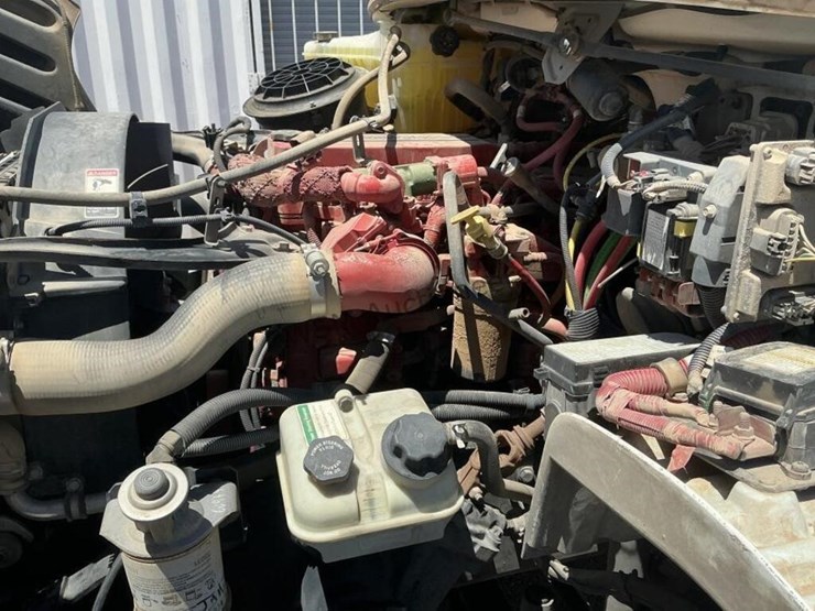 2013-freightliner-m2-106-image-12