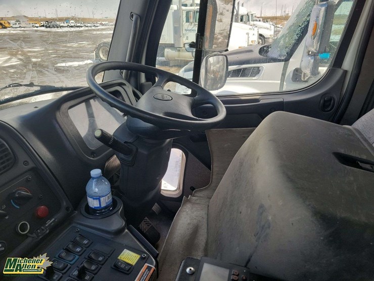 2015-freightliner-m2-106-image-15