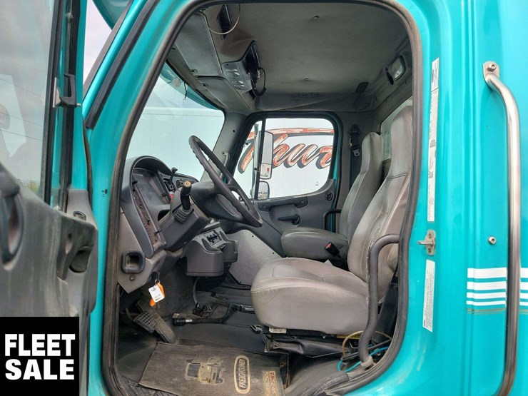 2007-freightliner-m2-106-image-15
