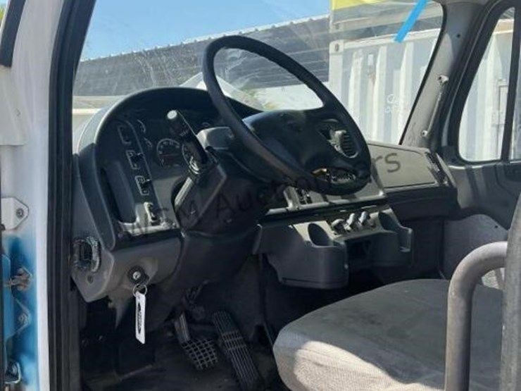 2013-freightliner-m2-106-image-25