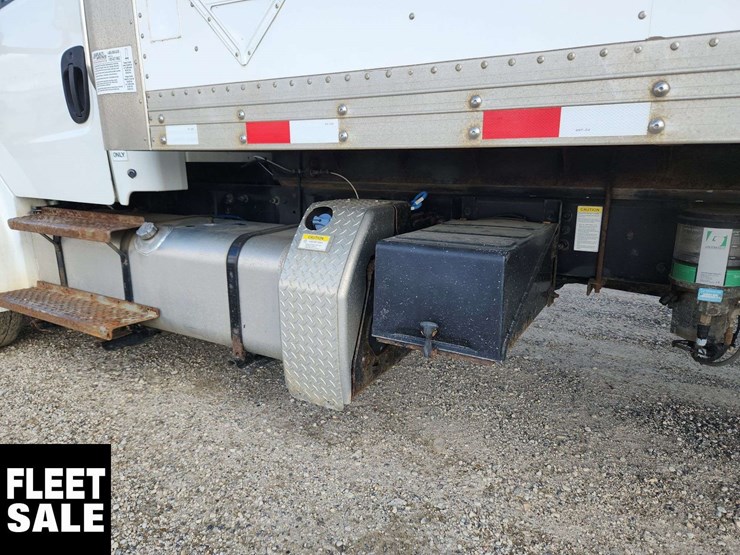 2015-freightliner-m2-106-image-51